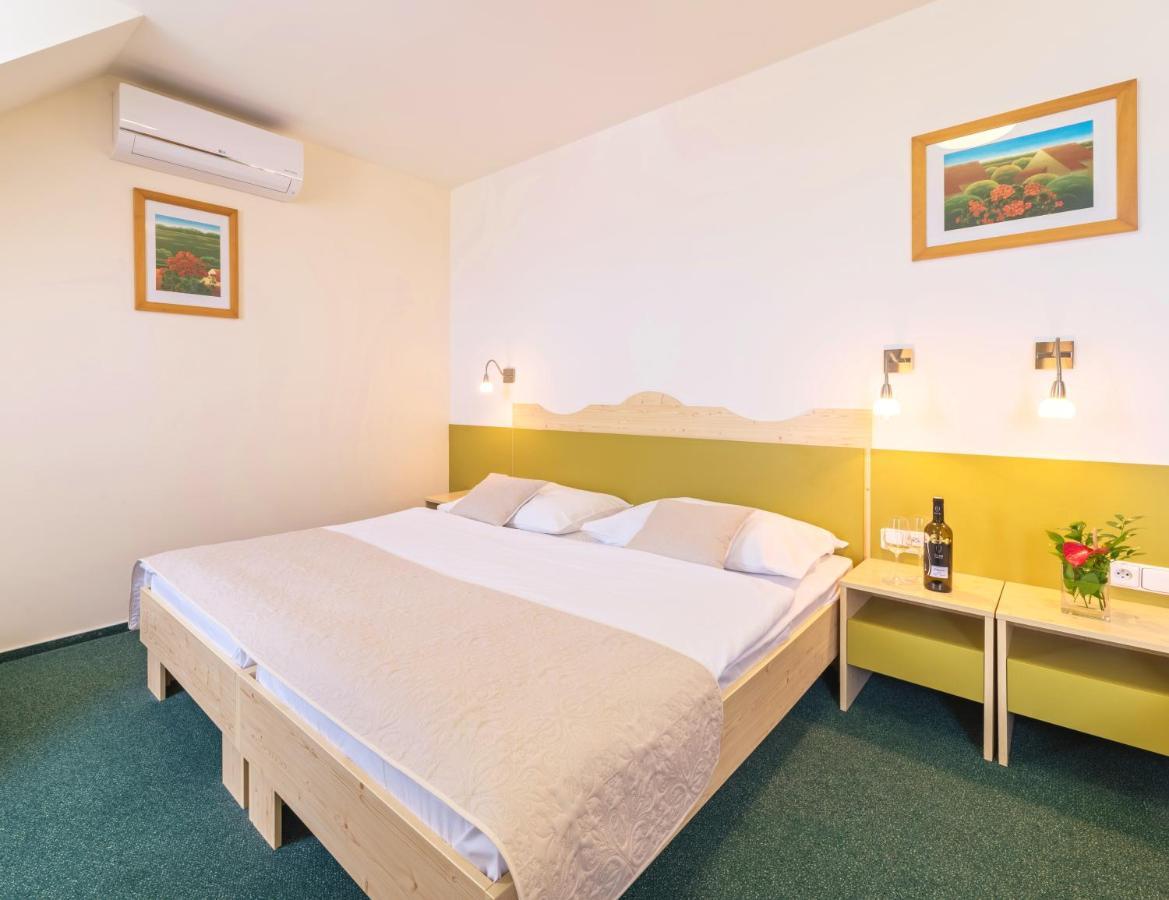 Wellness Hotel Iris بافلوف المظهر الخارجي الصورة